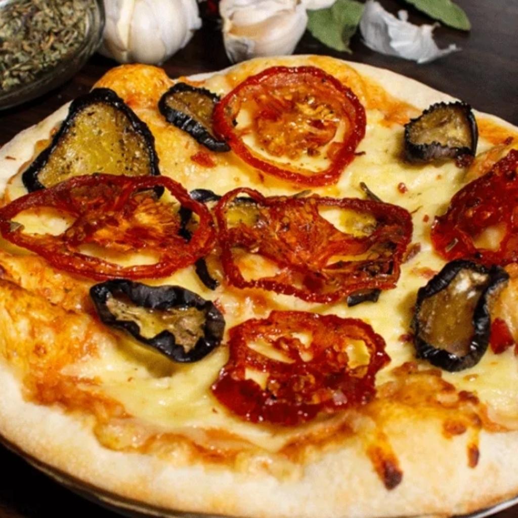 Pizza Tomates secos con Berenjena b_1
