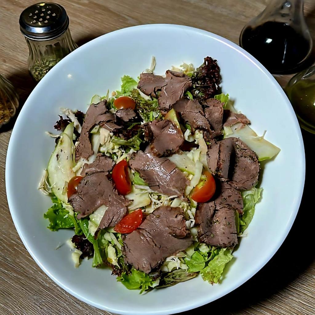 Ensalada Roastbeef con salsa de queso azul b - Pepper Gourmet