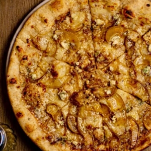 Pizza Peras caramelizadas con queso azul_1